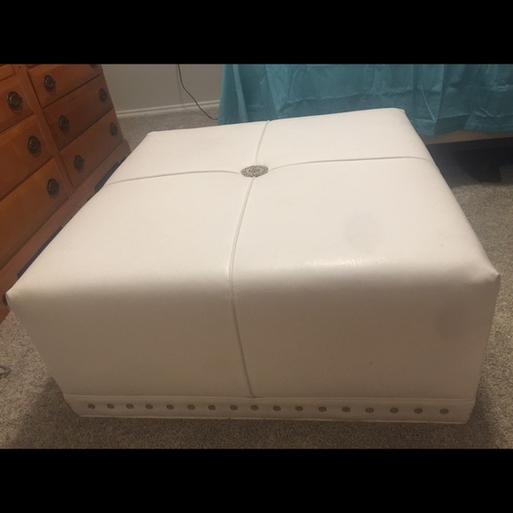 White Chanel leather ottoman with crystals - Picture 1 of 5